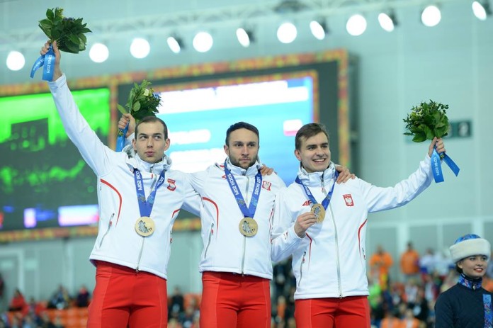 z-brodka-k-niedzwiedzki-j-szymanski Zbigniew Bródka, Konrad Niedźwiedzki i Jan Szymański z medalami igrzysk w Soczi - fot. facebook.com/szymanskijan