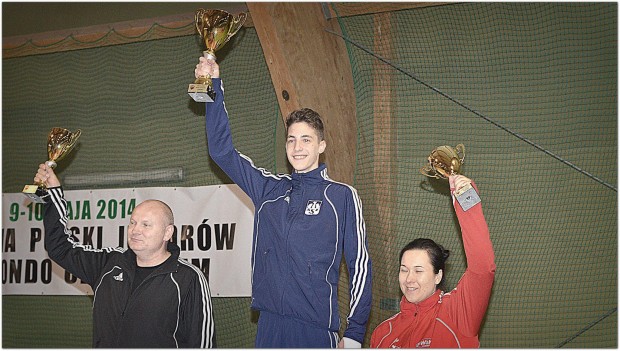 Albert Millert (w środku) - fot. AZS Taekwondo Poznań