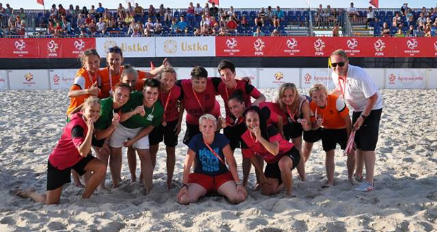 Drużyna z medalami za 3.  miejsce w MP w piłce plażowej - fot. Facebook